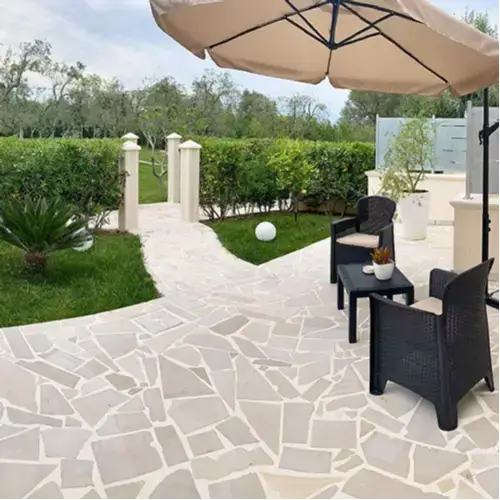 Area relax esterna e patio per colazioni all'aperto circondato dal verde della Valle d'Itria.