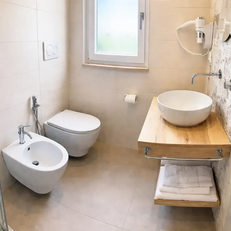 Bagno moderno dal design essenziale con dettagli in legno chiaro presso Tenuta Verdolivo a Ostuni.